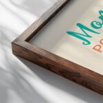 20 Mes besoins sont combles selon sa richesse en gloire close up dark wood mockup