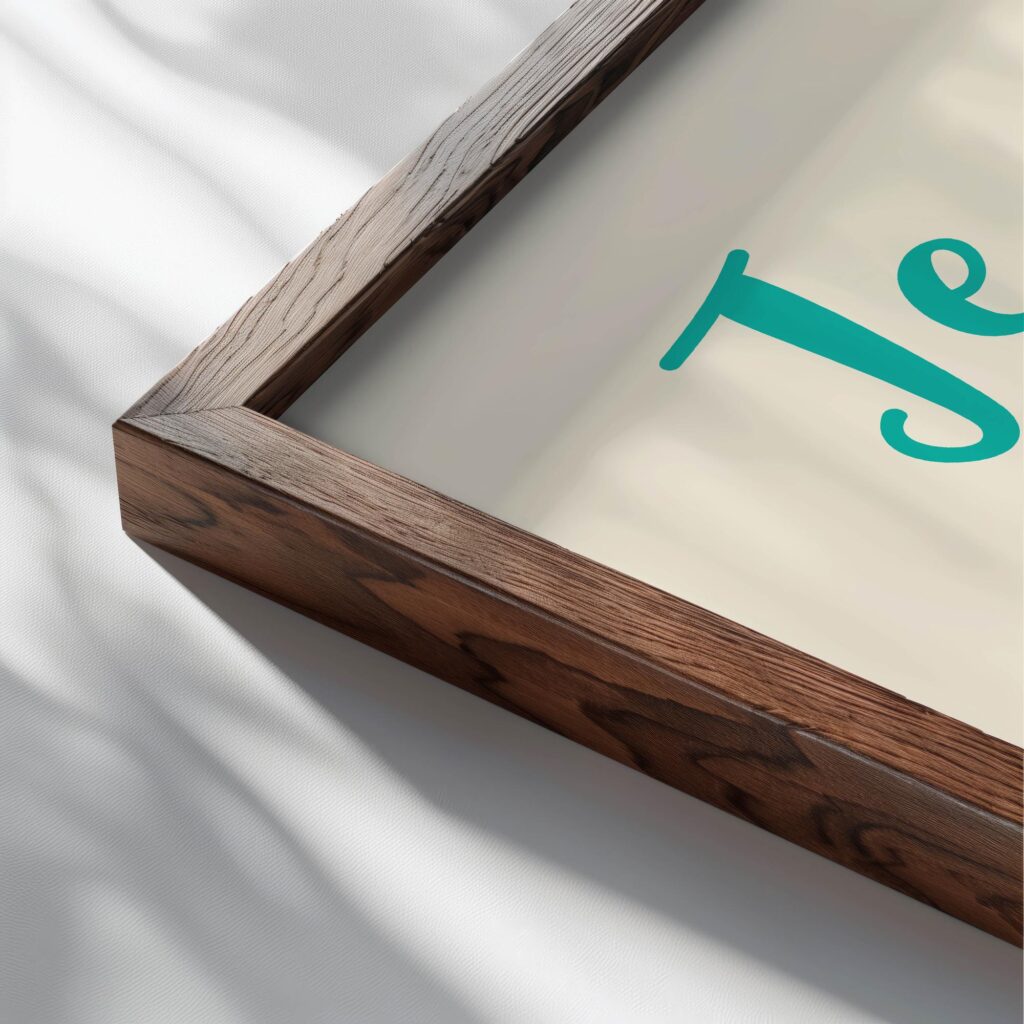 7 jeuisvainqueurparceluiquimaaime close up dark wood mockup