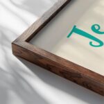 7 jeuisvainqueurparceluiquimaaime close up dark wood mockup