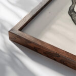 Anatomische studie van de zij en armspieren van een man 1906 Reijer Stolk close up dark wood mockup