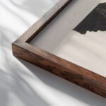 Anatomische studie van de zij en armspieren van een man in silhouet 1906 Reijer Stolk close up dark wood mockup