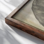 Antropomorf figuur met een harlekijnsmuts onder een boog 1944 01 06 Samuel Jessurun de Mesquita close up dark wood mockup