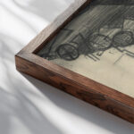 Au casino Dessins pour Aurelia Louis Marcoussis close up dark wood mockup