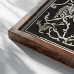 Bandontwerp voor Lart hollandais a lexposition internationale des arts decoratifs et industriels modernes 1925 1925 Carel Adolph Lion Cachet 1 close up dark wood mockup