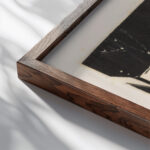 Besneeuwd plein met twee bomen 1928 Dick Ket close up dark wood mockup