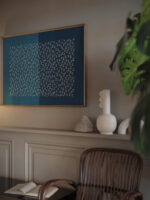 Blad met licht en donkerblauwe helften met uitgespaard hexagonaal motief 1974 1984 Unknown video mockup