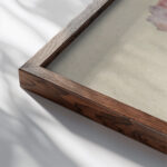 Bloemenstudies in paars en roze 1874 Carel Adolph Lion Cachet close up dark wood mockup