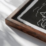 Boer rustend onder een boom in een weiland met koeien 1891 Leo Gestel close up dark wood mockup