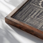 Camelia zwart rondom een doolhofachtig patroon 1920 Samuel Jessurun de Mesquita close up dark wood mockup