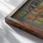 Czlowiek na tle wejscia do ogrodu 1934 Sasza Blonder close up dark wood mockup