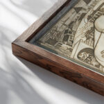 De hulpverlening tijdens de watersnood van 1926 symbolisch voorgesteld 1926 Jan Toorop close up dark wood mockup