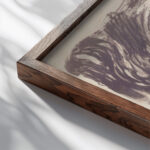 De tragische kikker 1918 Erich Wichmann close up dark wood mockup