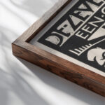De zeven broeders 1921 Henri Jonas close up dark wood mockup