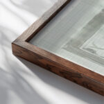 Decoratieontwerp in grijs en wit 1874 Carel Adolph Lion Cachet close up dark wood mockup