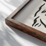 Drie mannenkoppen 1891 Leo Gestel close up dark wood mockup