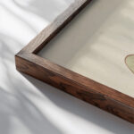 Egyptisch ornament met lotusbloem en knop 1890 Johanna van de Kamer close up dark wood mockup