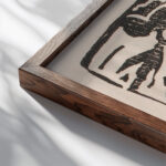 Ex libris met bloemenvaas 1906 Reijer Stolk close up dark wood mockup