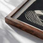 Fantasie twee mannenkoppen in profiel naar links links een profiel in tegengestelde richting 1918 Samuel Jessurun de Mesquita close up dark wood mockup