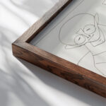 Figuur in een lange mantel met de linkerhand op een wereldbol 1943 10 17 Samuel Jessurun de Mesquita close up dark wood mockup