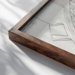 Figuur met een puntige neus en lange wimpers in profiel naar rechts 1943 10 15 Samuel Jessurun de Mesquita close up dark wood mockup