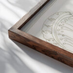 Figuur met lang haar en een kroon op het hoofd in profiel naar rechts 1943 12 24 Samuel Jessurun de Mesquita close up dark wood mockup