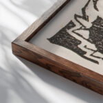 Gestileerde zonnebloem 1906 Reijer Stolk close up dark wood mockup