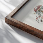 Indonesische vrouwen met schalen op het hoofd 1925 Marius Bauer close up dark wood mockup