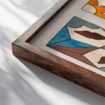 Italiaanse Majolicategels 1890 Johanna van de Kamer close up dark wood mockup