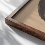 Karikatuur van Gerard Bolland 1923 Erich Wichmann close up dark wood mockup