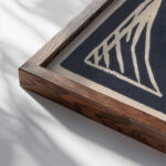 Kop van een figuur 1888 Henri Jonas close up dark wood mockup