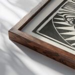 Kop van een leeuw 1918 Bernard Willem Wierink close up dark wood mockup