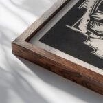 Man en vrouw die elkaar bij de schouders vasthouden 1888 Henri Jonas close up dark wood mockup