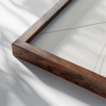 Man met een pen in de hand en een figuur met een hoed 1943 10 11 Samuel Jessurun de Mesquita close up dark wood mockup