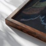 Meduse et trainee verte Jules Schmalzigaug close up dark wood mockup