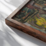 Mezczyzna z fajka na tle podworza 1936 Sasza Blonder close up dark wood mockup