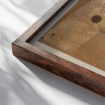 Ohne Titel orsgrunnsdan 1937 1938 Kurt Schwitters close up dark wood mockup