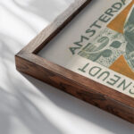 Omslag van muziekstuk ‘t Koningskind 1909 Carel Adolph Lion Cachet close up dark wood mockup