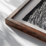 Ontwerp boekillustratie voor Alexander Cohens Van Anarchist tot Monarchist Rode Vlaggen 1891 Leo Gestel close up dark wood mockup