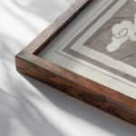 Ontwerp met een kruis 1874 Carel Adolph Lion Cachet close up dark wood mockup