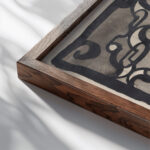 Ontwerp van een vignet voor de Wereldbibliotheek 1874 Carel Adolph Lion Cachet close up dark wood mockup
