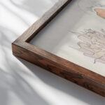 Ontwerp voor aardewerkdecoratie granaatbloem pioen gele bloem en rotblad 1919 07 16 Theo Colenbrander close up dark wood mockup