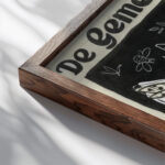 Ontwerp voor de omslag van ‘De Gemeenschap met een voorstelling van vlinders rond bladeren en bloemen vliegend 1891 Leo Gestel close up dark wood mockup