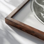 Ontwerp voor een bord met een Canadese mountie 1874 Carel Adolph Lion Cachet close up dark wood mockup