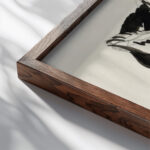 Ontwerp voor een vignet schelp en meeuw 1891 Leo Gestel close up dark wood mockup