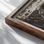 Ontwerp voor reclame voor Delftsche Slaolie 1906 Reijer Stolk close up dark wood mockup