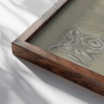 Ontwerpen voor een watermerk van een bankbiljet hand met roos roos panter 1891 Leo Gestel close up dark wood mockup