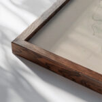 Ornament met floraal motief 1916 Reijer Stolk close up dark wood mockup