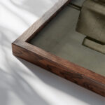 Parole in liberta futuriste olfattive tattili termiche Pl. 14 1932 Filippo Tommaso Marinetti close up dark wood mockup