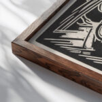 Personificatie van de wind 1921 Henri Jonas close up dark wood mockup