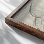 Portret van een vrouw met een hoed 1919 08 Reijer Stolk close up dark wood mockup